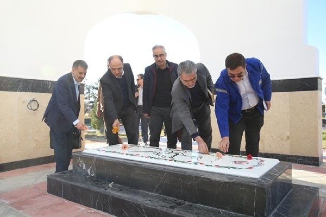 عطرافشانی و گلباران مزار شهید گمنام پتروشیمی شازند