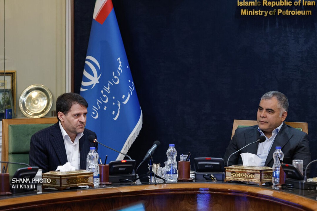 کارکنان صنعت نفت ایثارگرانه پای کار ایستادند