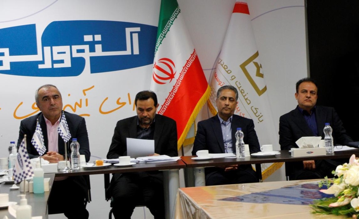 تأكید مدیرعامل بانك صنعت و معدن بر حمایت از صنایع آسیب دیده در جنگ رمضان