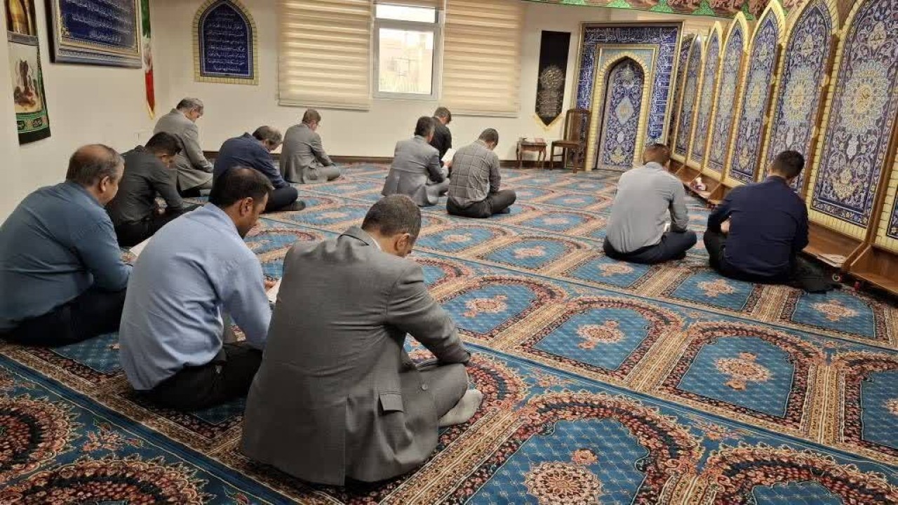 برگزاری مراسم معنوی زیارت عاشورا در پژوهشکده بیمه