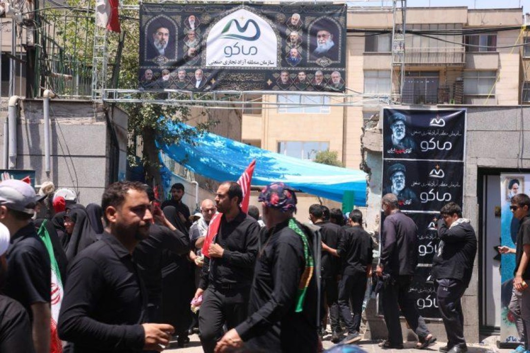 موکب سازمان منطقه آزاد ماکو با توزیع بیش از۱۰۰ هزار قلم اقلام فرهنگی و پذیرایی، در آیین بدرقه «امام شهید» حضوری پررنگ داشت