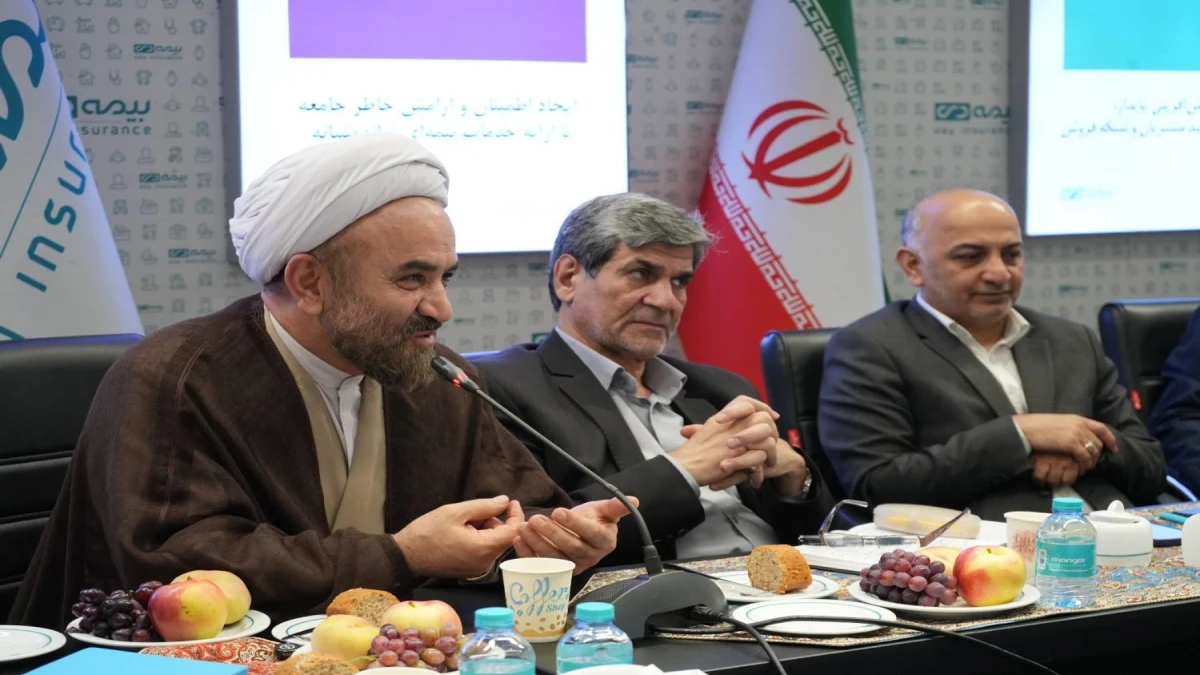 با حضور خانواده دو شهید دانش آموز میناب "دی نامیت" بیمه دی رونمایی شد